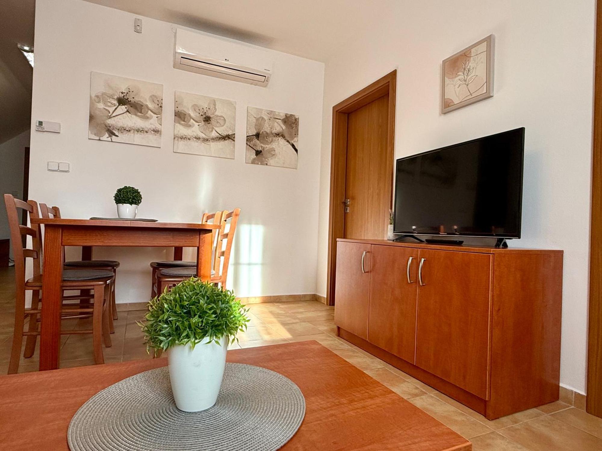 Penzion U Zameckeho Parku Trebon Room photo
